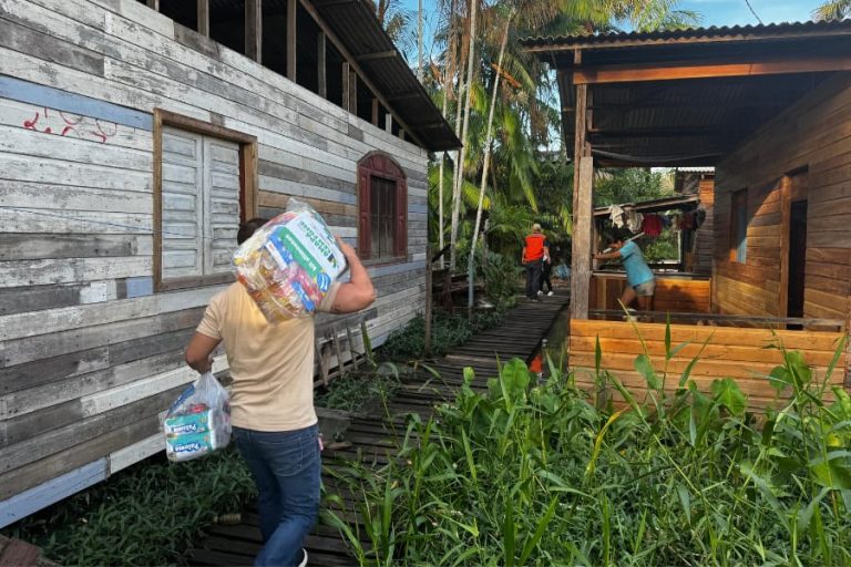 Governo do Amapá atende mais de 70 famílias atingidas pelas fortes chuvas, em Macapá