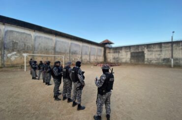 VISTORIA NO IAPEN,A PROCURA DE ARMAS DROGAS E CELULARES