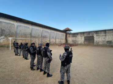 VISTORIA NO IAPEN,A PROCURA DE ARMAS DROGAS E CELULARES