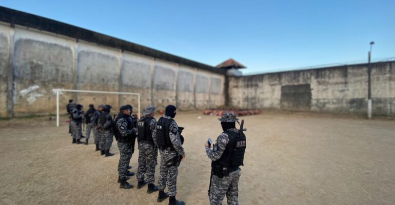 VISTORIA NO IAPEN,A PROCURA DE ARMAS DROGAS E CELULARES