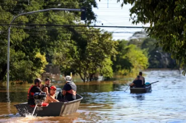 Chuva e vento fortes, Porto Alegre suspende resgates com barcos