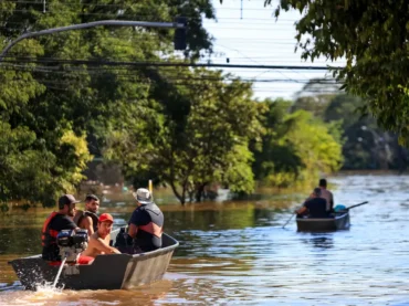 Chuva e vento fortes, Porto Alegre suspende resgates com barcos