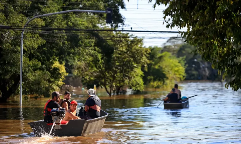 Chuva e vento fortes, Porto Alegre suspende resgates com barcos