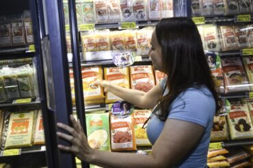 ‘A gente sempre incorpora nas nossas compras’, diz cliente de supermercado sobre produtos com Selo Amapá