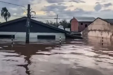 Nível da água não baixa e mais bairros de Porto Alegre ficam alagados