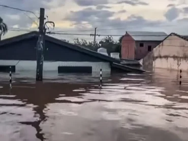 Nível da água não baixa e mais bairros de Porto Alegre ficam alagados