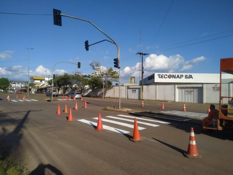 Trânsito seguro: Semáforo no cruzamento da Avenida Maria Colares com a Rua Cláudio Lúcio