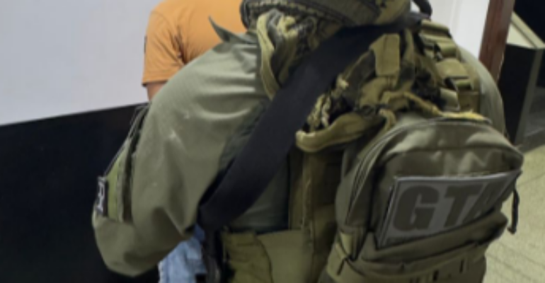 Com passagem pelo Iapen, homem é preso pelo GTA ao tentar descartar drogas pela janela no Macapaba