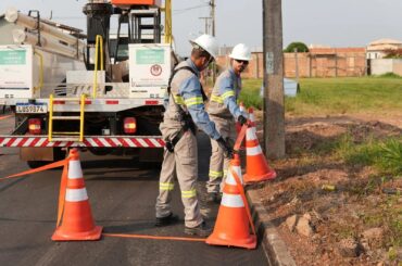 Dois municípios do Amapá recebem serviços de melhoria na rede elétrica