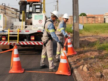 Dois municípios do Amapá recebem serviços de melhoria na rede elétrica